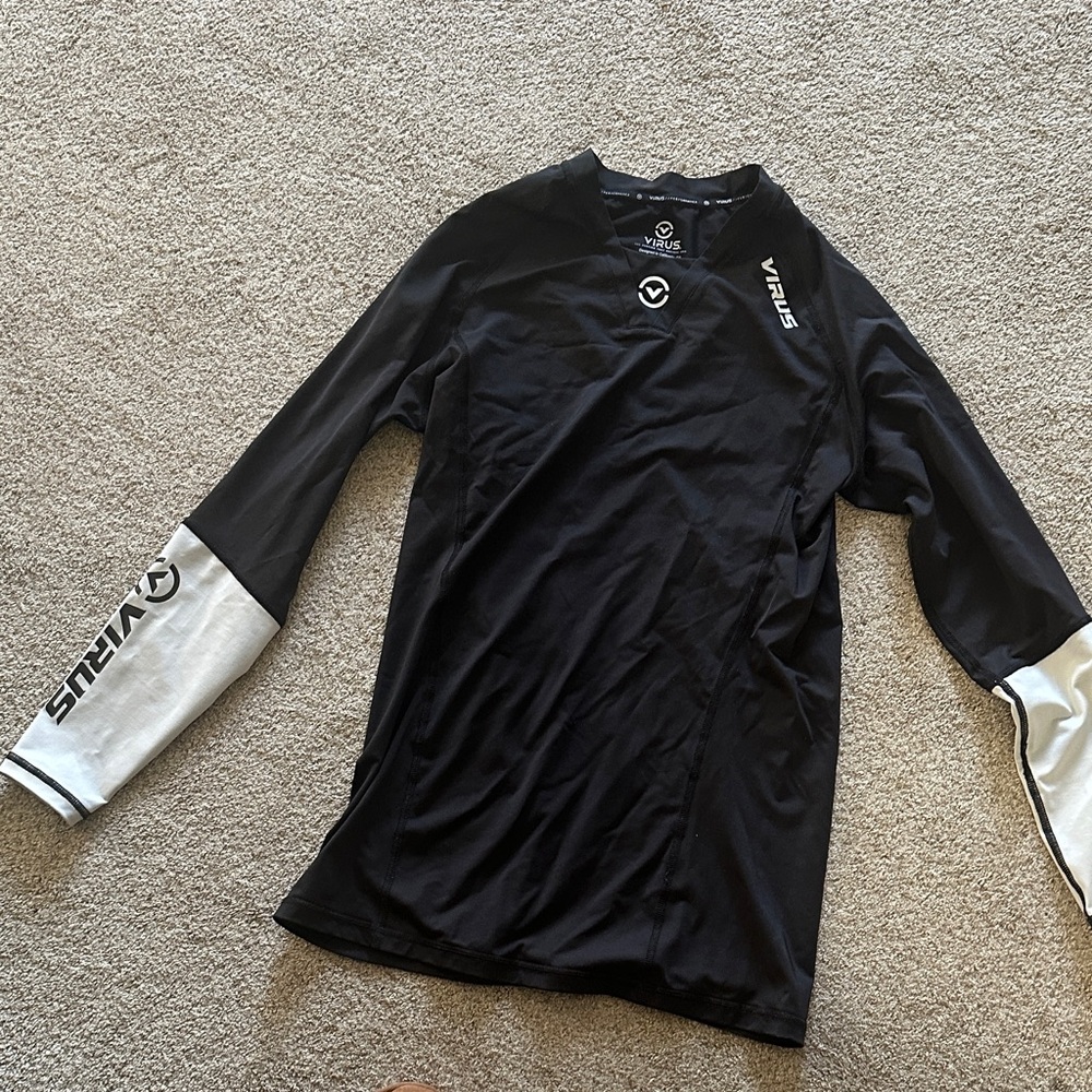 Virus  Black and White Long Sleeve athletic Shirt size M